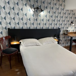 Étape Hôtel chambre 1 personne lit en 140 ( dîner+chambre+petit déjeuner + taxe de séjour)